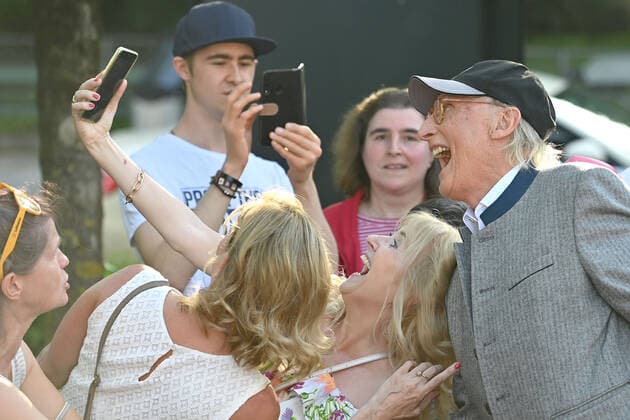 Entertainment Bilder des Tages Otto WAALKES (Schauspieler,Autor,Koemoediant,Produzent) mach Selfies mit weiblichen Fans. Bayerischer Filmpreis 2021-Red Carpet,Roter Teppich, am 20.05.2022 im Prinzregententheater in Muenchen.