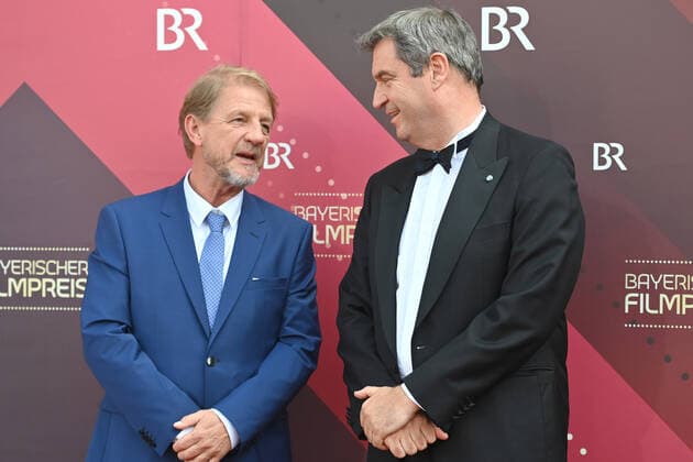 Markus SOEDER (Ministerpraesident Bayern und CSU Vorsitzender) mit Regisseur Soenke WORTMANN. Bayerischer Filmpreis 2021-Red Carpet,Roter Teppich, am 20.05.2022 im Prinzregententheater in Muenchen.