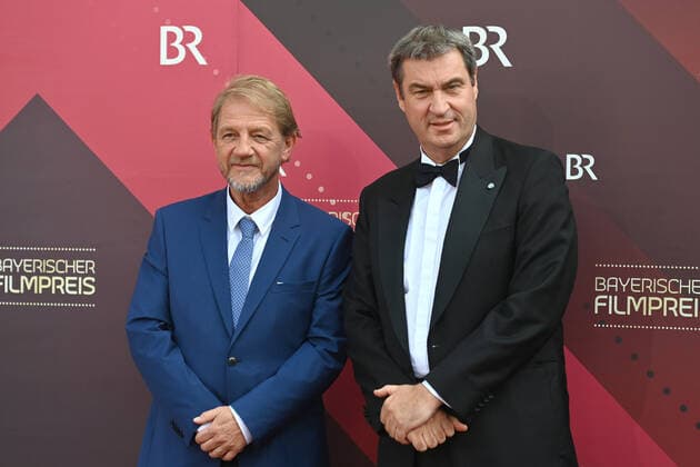 Markus SOEDER (Ministerpraesident Bayern und CSU Vorsitzender) mit Regisseur Soenke WORTMANN. Bayerischer Filmpreis 2021-Red Carpet,Roter Teppich, am 20.05.2022 im Prinzregententheater in Muenchen.