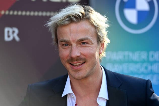 Albrecht SCHUCH (Schauspieler), Einzelbild,angeschnittenes Einzelmotiv,Portraet,Portrait,Porträt Bayerischer Filmpreis 2021-Red Carpet,Roter Teppich, am 20.05.2022 im Prinzregententheater in Muenchen.