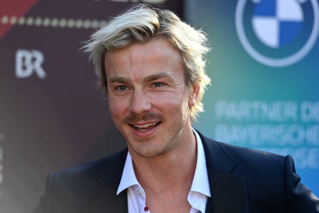 Albrecht SCHUCH (Schauspieler), Einzelbild,angeschnittenes Einzelmotiv,Portraet,Portrait,Porträt Bayerischer Filmpreis 2021-Red Carpet,Roter Teppich, am 20.05.2022 im Prinzregententheater in Muenchen.