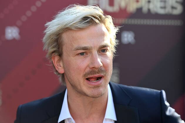 Albrecht SCHUCH (Schauspieler), Einzelbild,angeschnittenes Einzelmotiv,Portraet,Portrait,Porträt Bayerischer Filmpreis 2021-Red Carpet,Roter Teppich, am 20.05.2022 im Prinzregententheater in Muenchen.