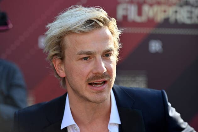 Albrecht SCHUCH (Schauspieler), Einzelbild,angeschnittenes Einzelmotiv,Portraet,Portrait,Porträt Bayerischer Filmpreis 2021-Red Carpet,Roter Teppich, am 20.05.2022 im Prinzregententheater in Muenchen.