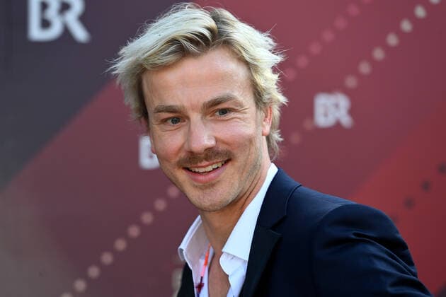 Albrecht SCHUCH (Schauspieler), Einzelbild,angeschnittenes Einzelmotiv,Portraet,Portrait,Porträt Bayerischer Filmpreis 2021-Red Carpet,Roter Teppich, am 20.05.2022 im Prinzregententheater in Muenchen.