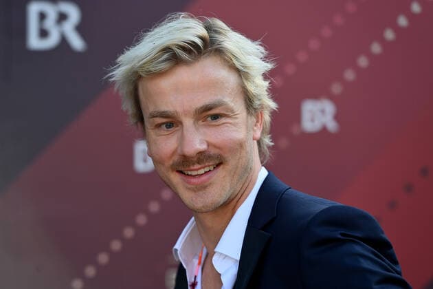 Albrecht SCHUCH (Schauspieler), Einzelbild,angeschnittenes Einzelmotiv,Portraet,Portrait,Porträt Bayerischer Filmpreis 2021-Red Carpet,Roter Teppich, am 20.05.2022 im Prinzregententheater in Muenchen.