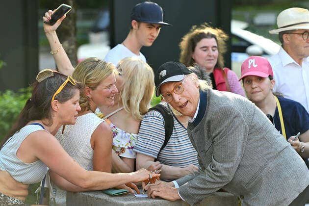 Otto WAALKES (Schauspieler,Autor,Koemoediant,Produzent) schreibt Autogramme fuer seine weiblichen Fans. Bayerischer Filmpreis 2021-Red Carpet,Roter Teppich, am 20.05.2022 im Prinzregententheater in Muenchen.