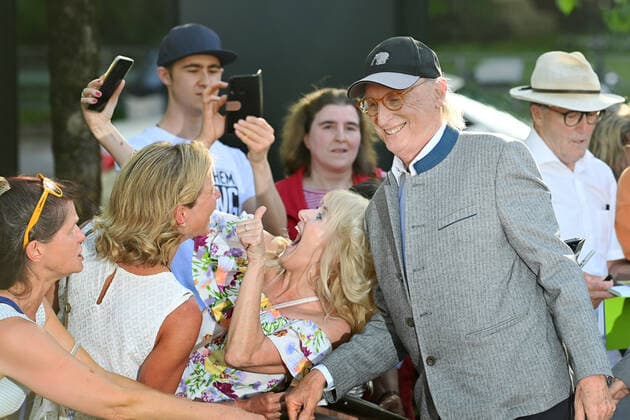 Otto WAALKES (Schauspieler,Autor,Koemoediant,Produzent) mach Selfies mit weiblichen Fans. Bayerischer Filmpreis 2021-Red Carpet,Roter Teppich, am 20.05.2022 im Prinzregententheater in Muenchen.