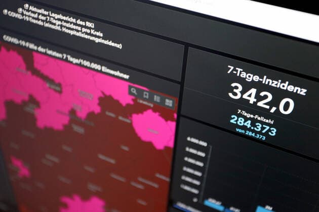 Dashboard des RKI, die 7-Tage-Inzidenz liegt nun bei 342,0 7-Tage-Inzidenz, Dashboard des RKI auf einem Monitor am 21.05.2022 in Siegen Deutschland.