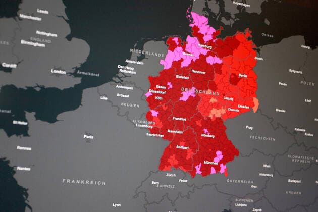 Dashboard des RKI, die 7-Tage-Inzidenz liegt nun bei 342,0 7-Tage-Inzidenz, Dashboard des RKI auf einem Monitor am 21.05.2022 in Siegen Deutschland.