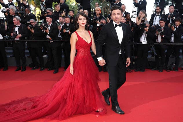 Caylee Cowan und Casey Affleck bei der Premiere des Kinofilms Three Thousand Years of Longing auf dem Festival de Cannes 2022 75. Internationale Filmfestspiele von Cannes im Palais des Festivals. Cannes, 20.05.2022