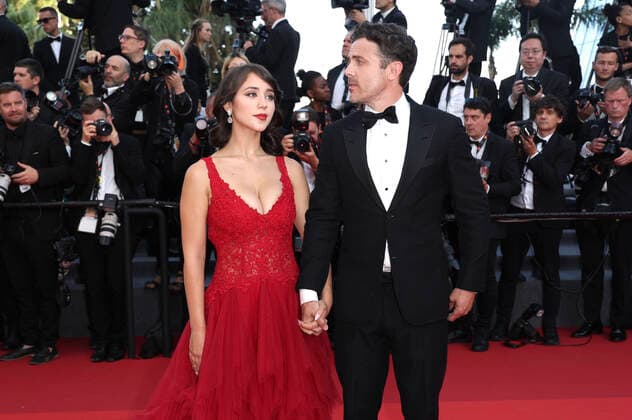 Caylee Cowan und Casey Affleck bei der Premiere des Kinofilms Three Thousand Years of Longing auf dem Festival de Cannes 2022 75. Internationale Filmfestspiele von Cannes im Palais des Festivals. Cannes, 20.05.2022