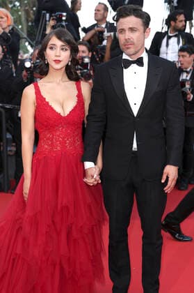 Caylee Cowan und Casey Affleck bei der Premiere des Kinofilms Three Thousand Years of Longing auf dem Festival de Cannes 2022 75. Internationale Filmfestspiele von Cannes im Palais des Festivals. Cannes, 20.05.2022