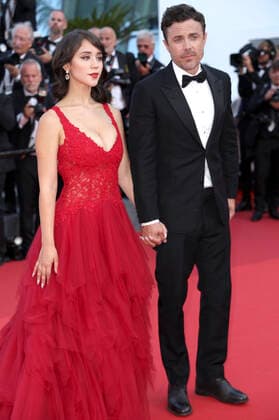 Caylee Cowan und Casey Affleck bei der Premiere des Kinofilms Three Thousand Years of Longing auf dem Festival de Cannes 2022 75. Internationale Filmfestspiele von Cannes im Palais des Festivals. Cannes, 20.05.2022