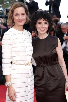 Vicky Krieps und Marie Kreutzer bei der Premiere des Kinofilms Three Thousand Years of Longing auf dem Festival de Cannes 2022 75. Internationale Filmfestspiele von Cannes im Palais des Festivals. Cannes, 20.05.2022