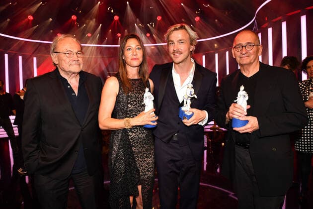 Klaus Maria Brandauer und die Preisträger Johanna Wokalek, Albrecht Schuch und Dominik Graf auf der Bühne bei der Verleihung Bayerischer Filmpreis 2022 am 20.05.2022 im Prinzregententheater in München Bayerischer Filmpreis 2022 in Muenchen