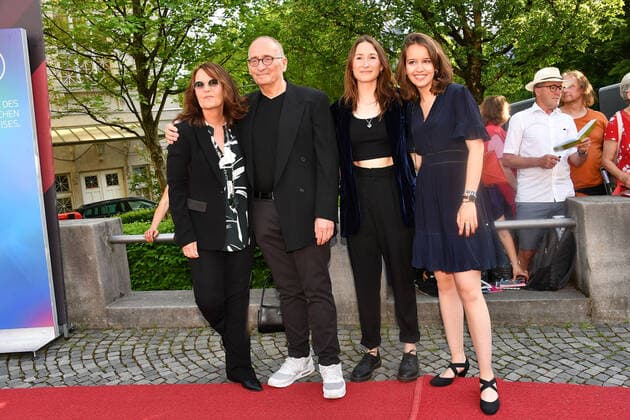 Caroline Link und Dominik Graf mit ihren Kindern Lena May und Pauline bei der Verleihung Bayerischer Filmpreis 2022 am 20.05.2022 im Prinzregententheater in München Bayerischer Filmpreis 2022 in Muenchen