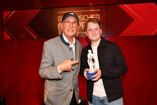 Entertainment Bilder des Tages Preisträger Otto Waalkes und Julius Weckauf bei der Verleihung Bayerischer Filmpreis 2022 am 20.05.2022 im Prinzregententheater in München Bayerischer Filmpreis 2022 in Muenchen