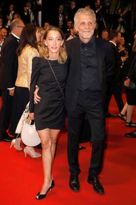 Stephane Guillon mit Begleitung bei der Premiere des Kinofilms Brother and Sister Frere et soeur auf dem Festival de Cannes 2022 75. Internationale Filmfestspiele von Cannes im Palais des Festivals. Cannes, 20.05.2022