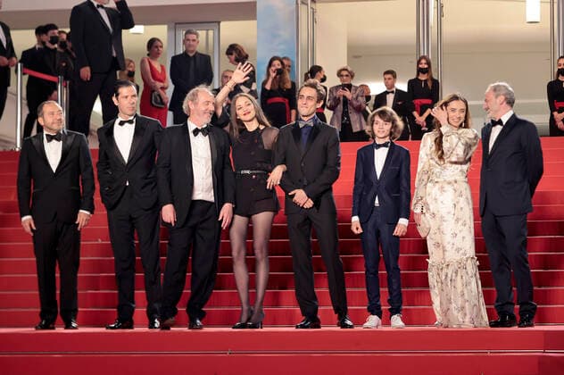 Entertainment Bilder des Tages Patrick Timsit, Melvil Poupaud, Arnaud Desplechin, Marion Cotillard, Benjamin Siksou, Max Baissette de Malglaive, Cosmina Stratan und Francis Leplay bei der Premiere des Kinofilms Brother and Sister Frere et soeur auf dem Festival de Cannes 2022 75. Internationale Filmfestspiele von Cannes im Palais des Festivals. Cannes, 20.05.2022