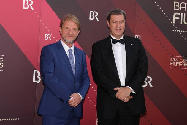 Verleihung des Bayerischen Filmpreises 2021 Ministerpräsident von Bayern Markus Söder (re.) und Filmregisseur Sönke Wortmann auf dem Roten Teppich. Verleihung des Bayerischen Filmpreises 2021 am 20.05.2022 im Prinzregententheater in München. Bayern, Deutschland.