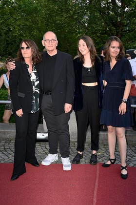 Dominik Graf mit Partnerin Caroline Link und den Töchtern Lena May Graf und Pauline Link bei der Verleihung des 43. Bayerischen Filmpreises 2021 im Prinzregententheater. München, 20.05.2022