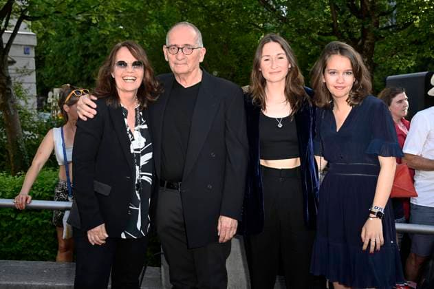 Dominik Graf mit Partnerin Caroline Link und den Töchtern Lena May Graf und Pauline Link bei der Verleihung des 43. Bayerischen Filmpreises 2021 im Prinzregententheater. München, 20.05.2022