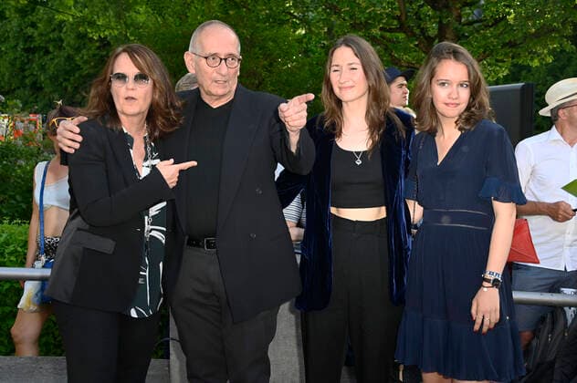 Dominik Graf mit Partnerin Caroline Link und den Töchtern Lena May Graf und Pauline Link bei der Verleihung des 43. Bayerischen Filmpreises 2021 im Prinzregententheater. München, 20.05.2022