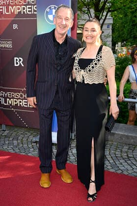 Heio von Stetten mit Ehefrau Elisabeth Romano bei der Verleihung des 43. Bayerischen Filmpreises 2021 im Prinzregententheater. München, 20.05.2022
