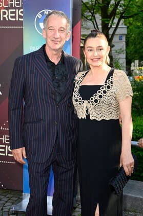 Heio von Stetten mit Ehefrau Elisabeth Romano bei der Verleihung des 43. Bayerischen Filmpreises 2021 im Prinzregententheater. München, 20.05.2022