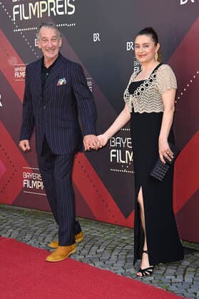 Heio von Stetten mit Ehefrau Elisabeth Romano bei der Verleihung des 43. Bayerischen Filmpreises 2021 im Prinzregententheater. München, 20.05.2022