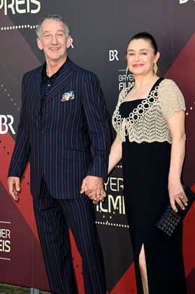 Heio von Stetten mit Ehefrau Elisabeth Romano bei der Verleihung des 43. Bayerischen Filmpreises 2021 im Prinzregententheater. München, 20.05.2022