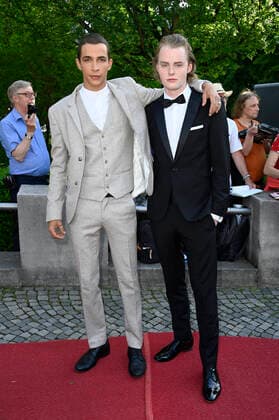 Mekyas Mulugeta und Emil von Schönfels bei der Verleihung des 43. Bayerischen Filmpreises 2021 im Prinzregententheater. München, 20.05.2022