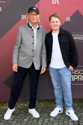 Otto Waalkes und Julius Weckauf bei der Verleihung des 43. Bayerischen Filmpreises 2021 im Prinzregententheater. München, 20.05.2022