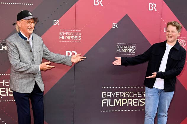 Otto Waalkes und Julius Weckauf bei der Verleihung des 43. Bayerischen Filmpreises 2021 im Prinzregententheater. München, 20.05.2022