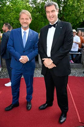 Sönke Wortmann und Markus Söder bei der Verleihung des 43. Bayerischen Filmpreises 2021 im Prinzregententheater. München, 20.05.2022