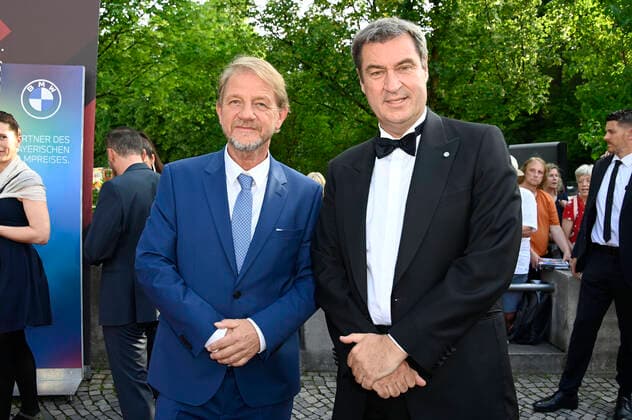 Sönke Wortmann und Markus Söder bei der Verleihung des 43. Bayerischen Filmpreises 2021 im Prinzregententheater. München, 20.05.2022