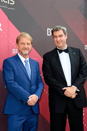 Sönke Wortmann und Markus Söder bei der Verleihung des 43. Bayerischen Filmpreises 2021 im Prinzregententheater. München, 20.05.2022