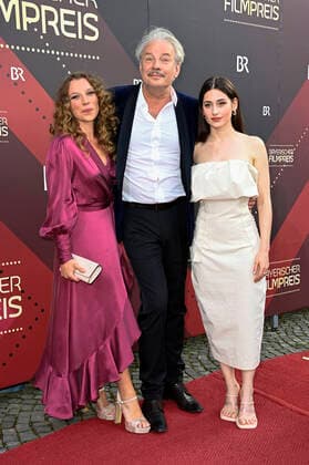 Antonia Bill, Leander Haußmann und Deleila Piasko bei der Verleihung des 43. Bayerischen Filmpreises 2021 im Prinzregententheater. München, 20.05.2022