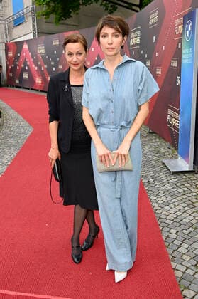 Jule Ronstedt und Julia Koschitz bei der Verleihung des 43. Bayerischen Filmpreises 2021 im Prinzregententheater. München, 20.05.2022