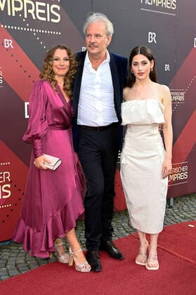 Antonia Bill, Leander Haußmann und Deleila Piasko bei der Verleihung des 43. Bayerischen Filmpreises 2021 im Prinzregententheater. München, 20.05.2022