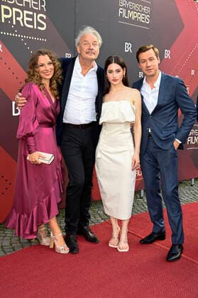Antonia Bill, Leander Haußmann, Deleila Piasko und David Kross bei der Verleihung des 43. Bayerischen Filmpreises 2021 im Prinzregententheater. München, 20.05.2022