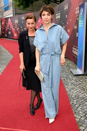 Jule Ronstedt und Julia Koschitz bei der Verleihung des 43. Bayerischen Filmpreises 2021 im Prinzregententheater. München, 20.05.2022