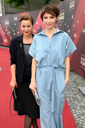 Jule Ronstedt und Julia Koschitz bei der Verleihung des 43. Bayerischen Filmpreises 2021 im Prinzregententheater. München, 20.05.2022