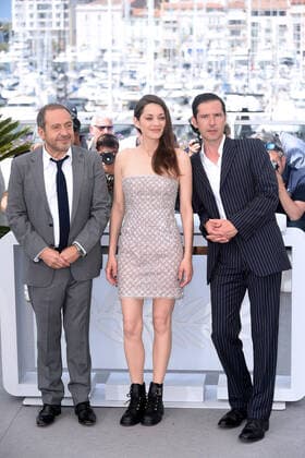 75th Cannes film festival 2022, Photocall film Frere et soeur (b rocher and sister). Pictured: Patrick Timsit, Marion Cotillard, Melvil Poupaud  Copyright: xAlbertoxTerenghi Cannesx2022x xix xVenezia2020x