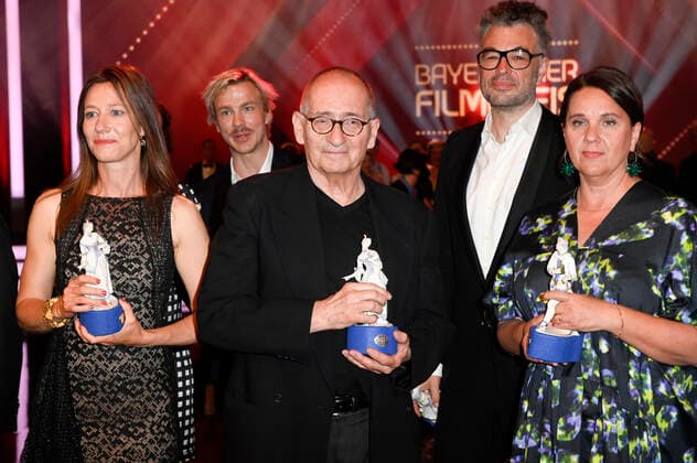 Johanna Wokalek, Albrecht Schuch, Dominik Graf, Jan Schomburg und Maria Speth bei der Verleihung des 43. Bayerischen Filmpreises 2021 im Prinzregententheater. München, 20.05.2022