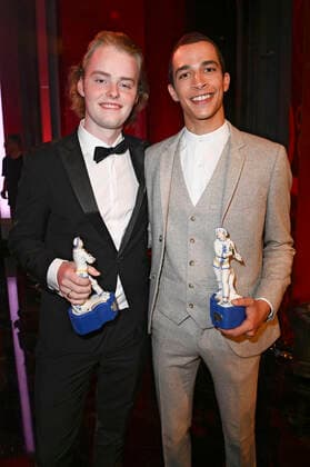 Emil von Schönfels und Mekyas Mulugeta bei der Verleihung des 43. Bayerischen Filmpreises 2021 im Prinzregententheater. München, 20.05.2022