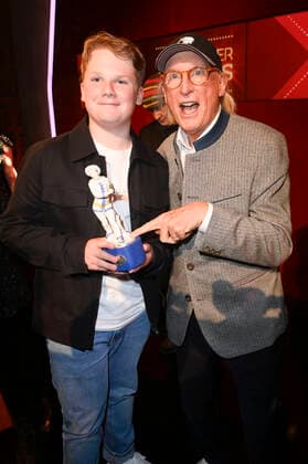 Julius Weckauf und Otto Waalkes bei der Verleihung des 43. Bayerischen Filmpreises 2021 im Prinzregententheater. München, 20.05.2022