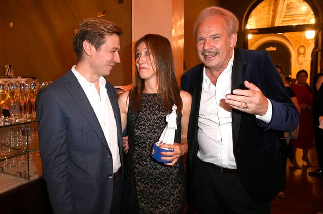 David Kross, Johanna Wokalek und Leander Haußmann bei der Verleihung des 43. Bayerischen Filmpreises 2021 im Prinzregententheater. München, 20.05.2022