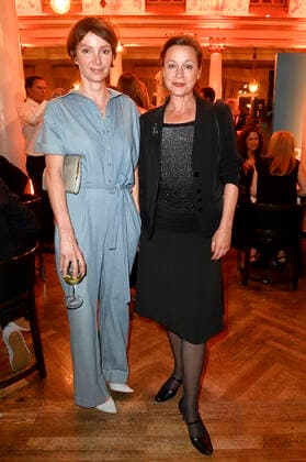 Julia Koschitz und Jule Ronstedt bei der Verleihung des 43. Bayerischen Filmpreises 2021 im Prinzregententheater. München, 20.05.2022