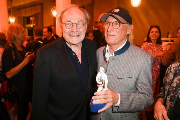 Klaus Maria Brandauer und Otto Waalkes bei der Verleihung des 43. Bayerischen Filmpreises 2021 im Prinzregententheater. München, 20.05.2022